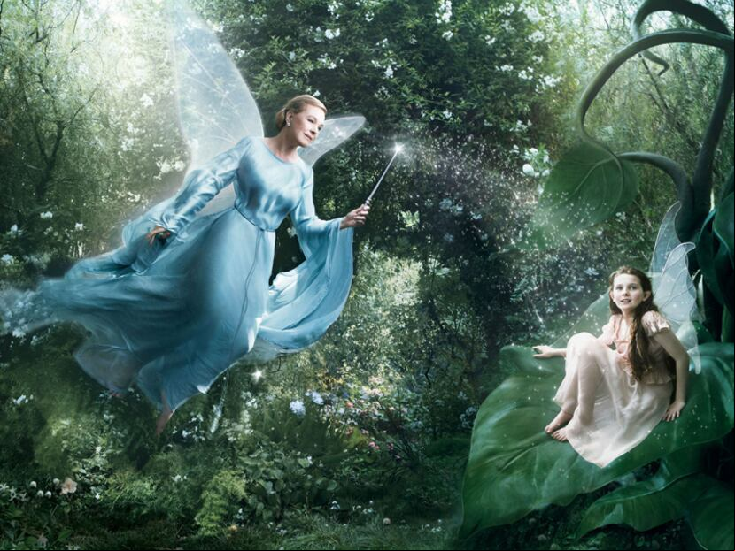 La Hada Azul de “Pinocho” cobra vida en la legendaria actriz Julie Andrews acompañada de Abigail Breslin quien tomó el papel de Fira, una de las hadas de Disney. (AP)