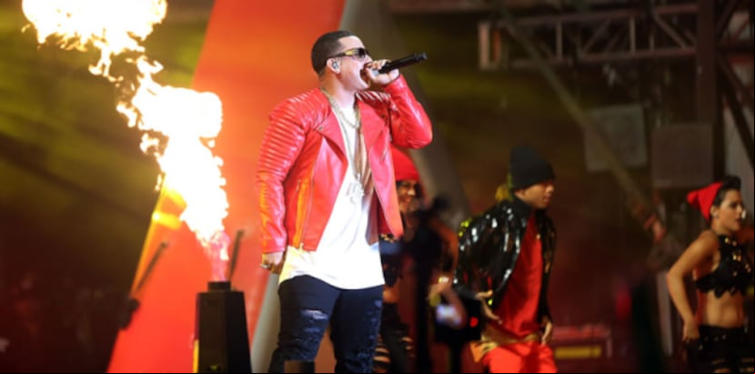 Luciendo un atuendo bien clásico urbano con llamativas cadenas de oro, chaqueta roja, camisa blanca, entre otros rios, Daddy Yankee inició su velada con el sencillo "Gasolina" que le permitió su intenacionalización. (juan.alicea@gfrmedia.com)