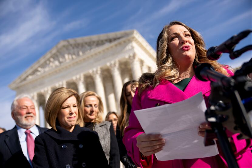 A la derecha, Lorie Smith, artista gráfica cristiana y diseñadora de sitios web en Colorado, acompañada por su abogada, Kristen Waggoner de Alliance Defending Freedom, segunda desde la izquierda, habla frente al Tribunal Supremo en Washington, el lunes 5 de diciembre de 2022.