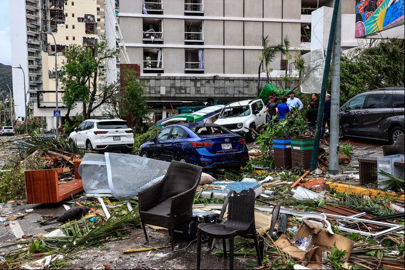 Una calle afectada por el paso del huracán Otis, en el balneario de Acapulco.