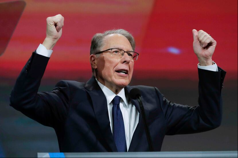 El presidente de la NRA, Oliver North, acusó al director ejecutivo Wayne LaPierre (arriba) de mala conducta financiera. (AP / Michael Conroy)