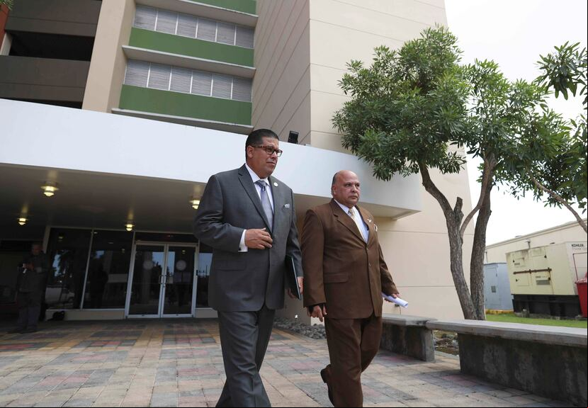 Rafael "Tatito" Hernández, izquierda, y Luis Raúl Torres, abandonan el Departamento de Justicia