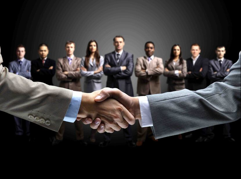 A pesar de que creas que eres ‘pana’ de tu cliente, no lo eres, siguen teniendo una relación profesional por la cual debes cuidar. (Shutterstock.com)