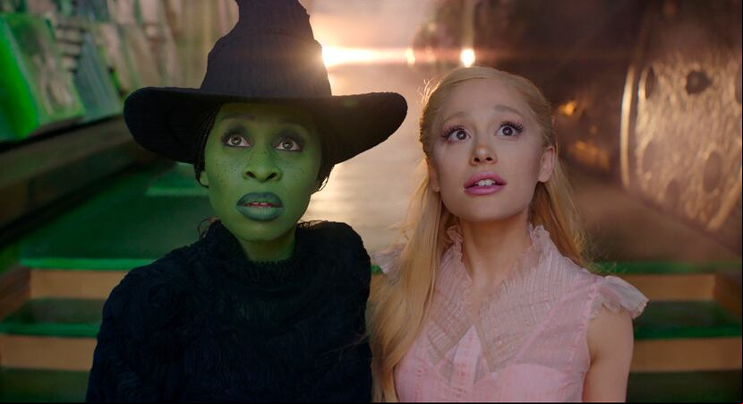 Cynthia Erivo, izquierda, y Ariana Grande, son las protagonistas de la película "Wicked". (Universal Pictures via AP)