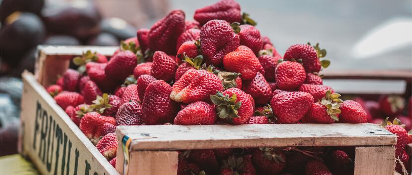 Esta fruta contiene hasta 20 pesticidas diferentes, sin embargo, la clave está en lavarlas y desinfectarlas perfectamente. (Johnny Martínez / Unsplash)