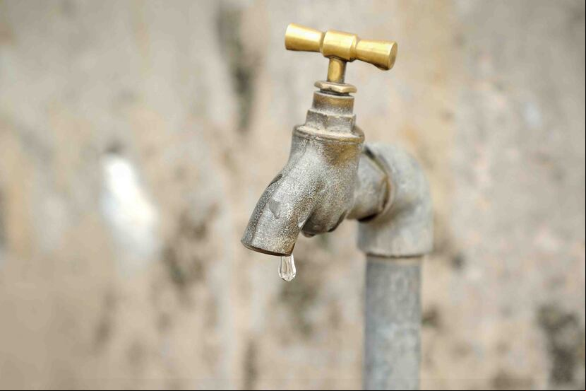 Antes de su consumo, el agua debe ser filtrada con un paño para eliminar cualquier partícula presente. (Shutterstock.com)