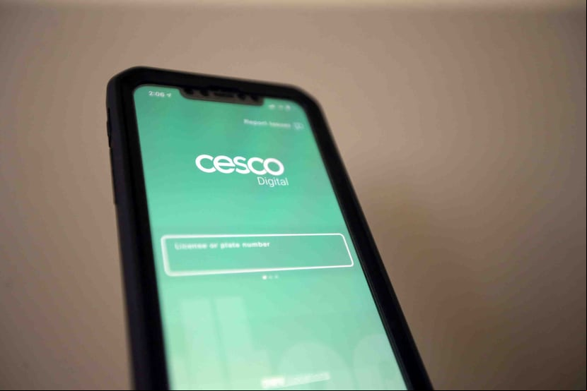El pago de las multas se puede realizar a través de la aplicación de CESCO Digital en los teléfonos celulares inteligentes. (GFR Media)