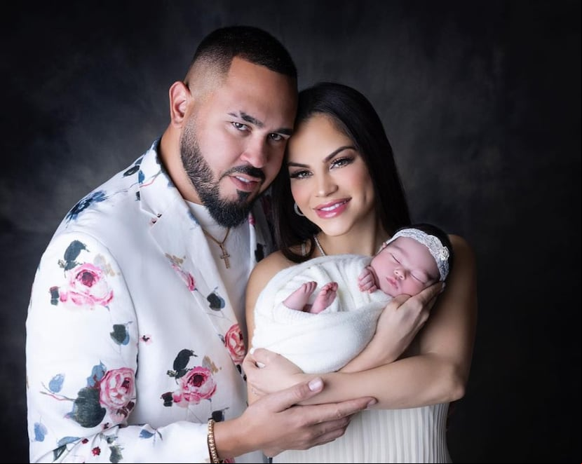 Raphy Pina y su esposa Natti Natasha posan junto a su hija Vida Isabelle.