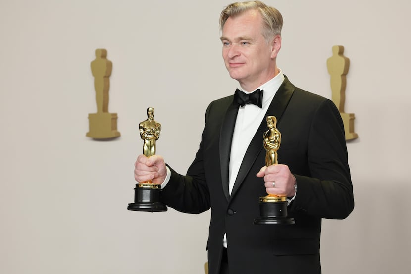 Christopher Nolan posó con los premios a la Mejor Dirección y del premio a la Mejor Película por 'Oppenheimer' durante la ceremonia de la 96ª edición de los Premios de la Academia en 2024.