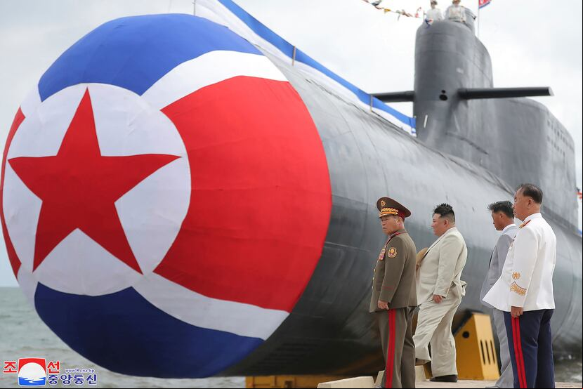 En esta imagen, proporcionada por el gobierno de Corea del Norte, el líder norcoreano, Kim Jong Un (segundo por la izquierda), observa lo que dicen es un nuevo submarino nuclear, el "héroe Kim Kun Ok", en un lugar no especificado del país, el 6 de septiembre de 2023.