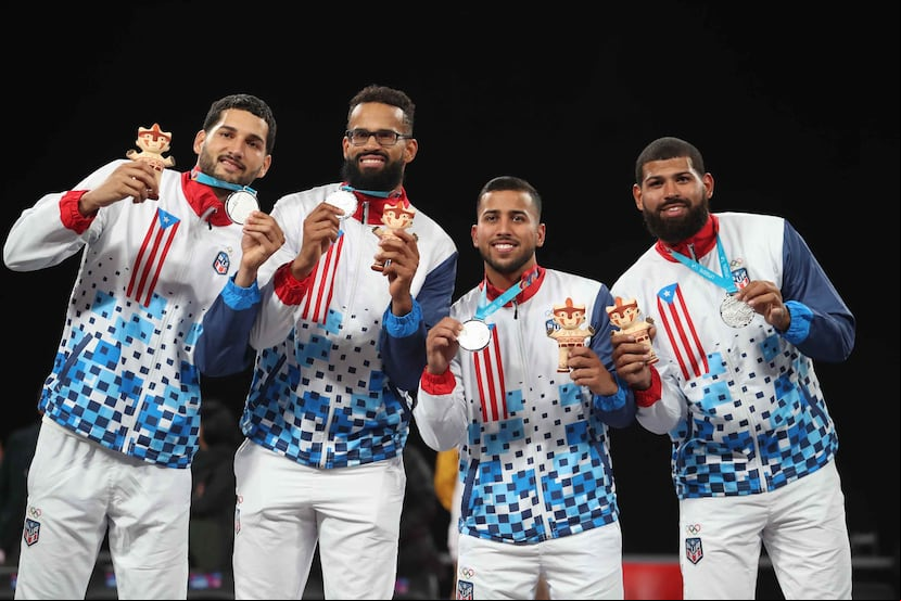 Josué Erazo, Gilberto Clavell, Tjader Fernández y Ángel Matías celebran su medalla de plata.