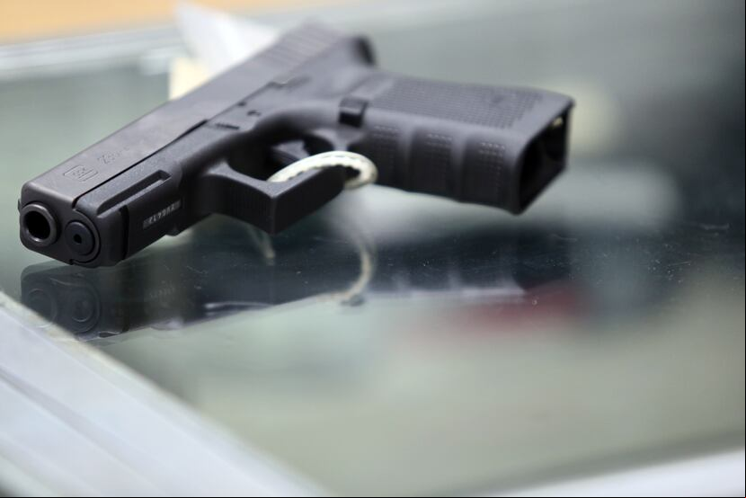 El desbalance que hay entre la oferta y la demanda ha impactado los precios. En el caso de un arma de fuego, su precio puede estar $100 o más por encima de lo que costaba antes de la pandemia. Sobre estas líneas, una pistola Glock calibre .40.