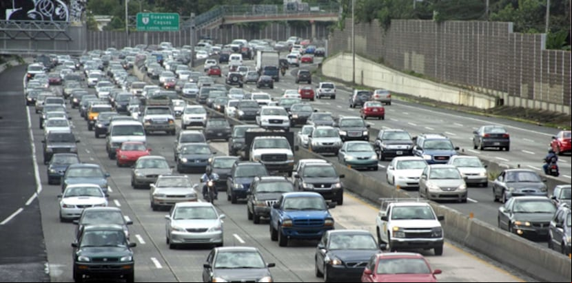 De continuar la situación actual, el lunes no habrá quien trabaje en los carriles reversibles del expreso Las Américas, entre otras tareas de la Autoridad de Carreteras y Transportación. (Archivo)