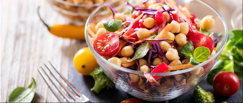 Los expertos afirman que un plan de alimentación saludable incluye verduras, frutas, granos integrales y productos lácteos descremados o sin grasa. (Shutterstock)
