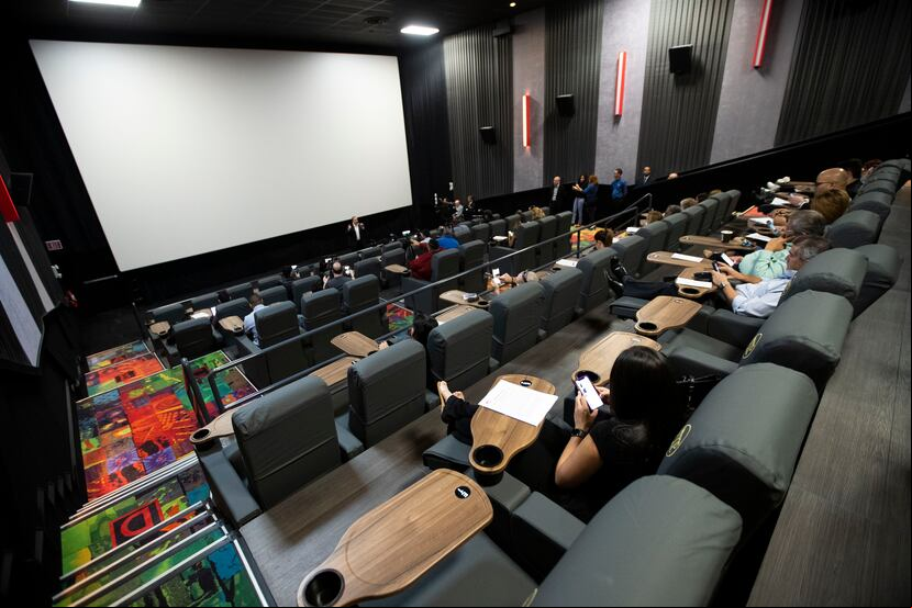 La tercera fase de reapertura del sector económico del país incluyó la apertura de salas de cine.