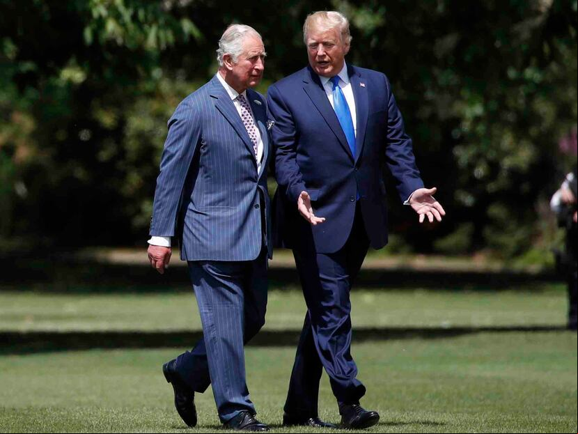 El presidente Donald Trump camina con el príncipe Charles y la primera dama Melania Trump camina con Camilla, la duquesa de Cornualles, después de llegar al Palacio de Buckingham, el lunes 3 de junio de 2019, en Londres.