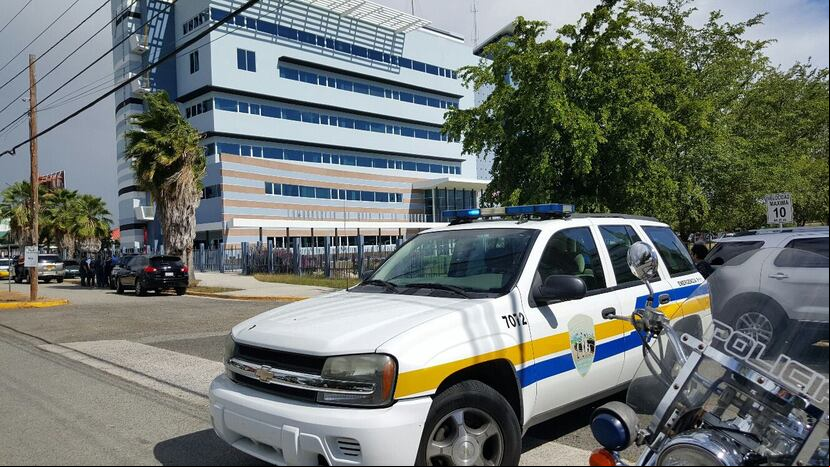 Tres policías murieron en un tiroteo en la Comandancia de Ponce.