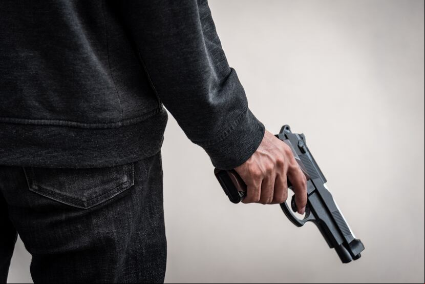 Hombre con una pistola.