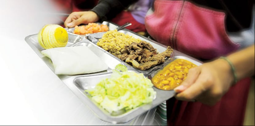 Muchas escuelas y estudiantes se han habituado a las comidas sanas, pero algunos se quejan de que las pautas son costosas y difíciles de cumplir. (Archivo)