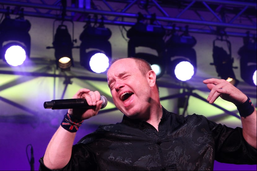 El cantante Terry Adams Jr., estara a cargo interpretar la voz del británico Phil Collins.