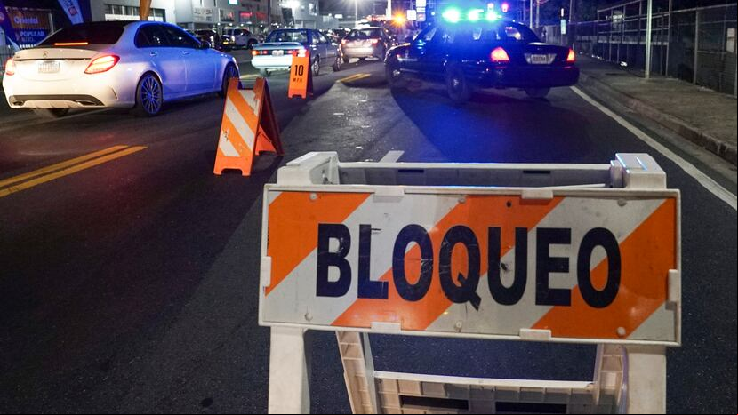Foto de archivo del momento en que la Policía realiza un bloqueo en la carretera PR-167 a la altura de Van Scoy para velar por el cumplimiento con el toque de queda.