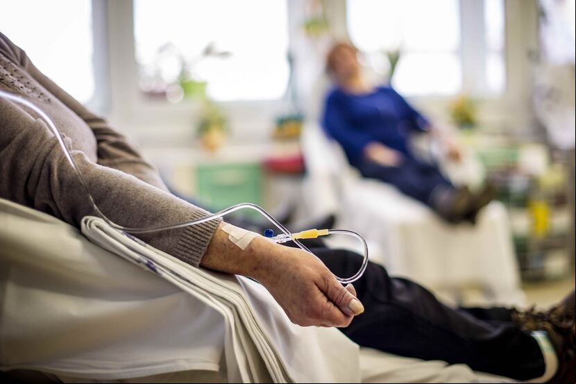 Los pacientes cáncer son un grupo especialmente vulnerable debido a que tratamientos como la quimioterapia afectan al sistema inmunitario y podrían estar más expuestos a la infección por COVID-19.