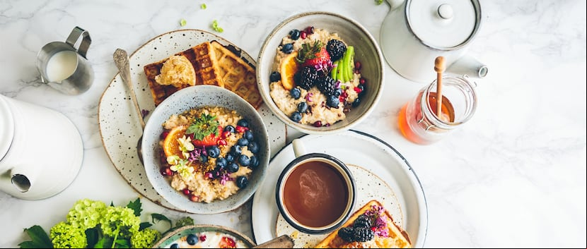 Es importante integrar a la primera comida del día una ración buena de carbohidratos como cereales, de preferencia de grano integral. (Brooke Lark / Unsplash)