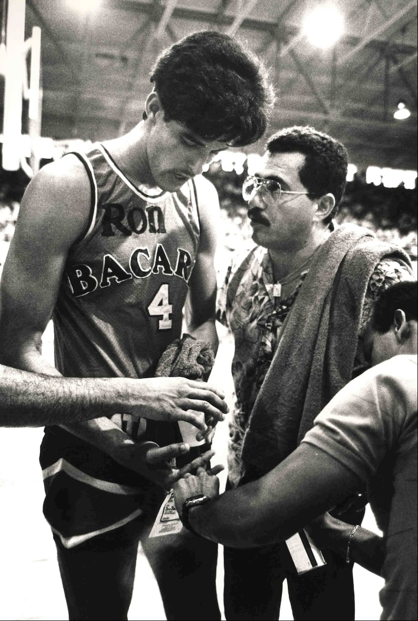 En 1985 ganó su primer campeonato con los Atléticos. En la foto con un joven Piculín Ortiz.