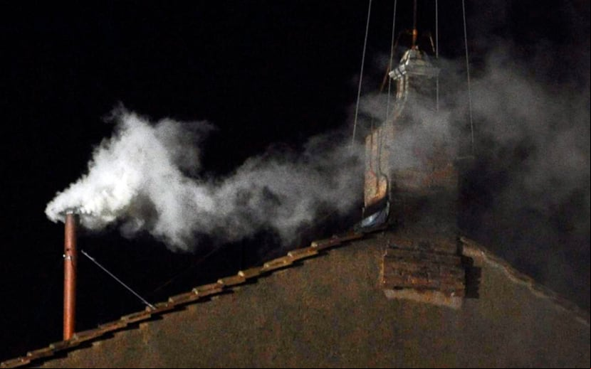 La fumata blanca surge de la chimenea de la Capilla Sixtina en la segunda jornada de Cónclave en la ciudad del Vaticano hoy, miércoles 13 de marzo de 2013. EFE/Ciro Fusco