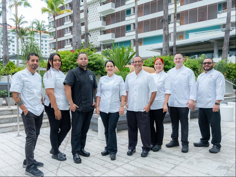 De izquierda a derecha: chef Jhonier Dilan Mora; chef Johelis Gotay; chef Ramón Cruz; chef Natalia Rivera; chef Juan José Cuevas; chef Nasha Fondeur; chef Alejandro Alicea; y chef Nelson López.