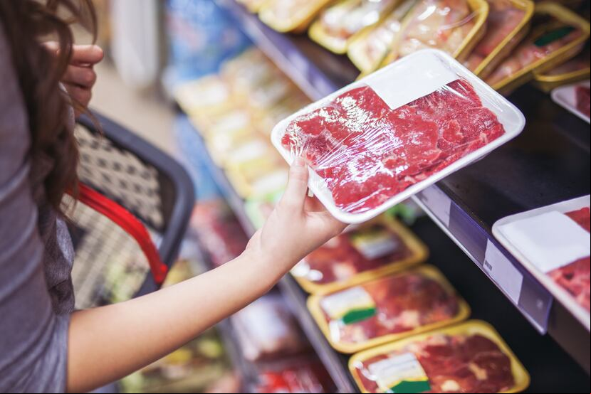 Los consumidores deben verificar antes de comprar una carne si no está expirada y si no expide algún olor extraño.