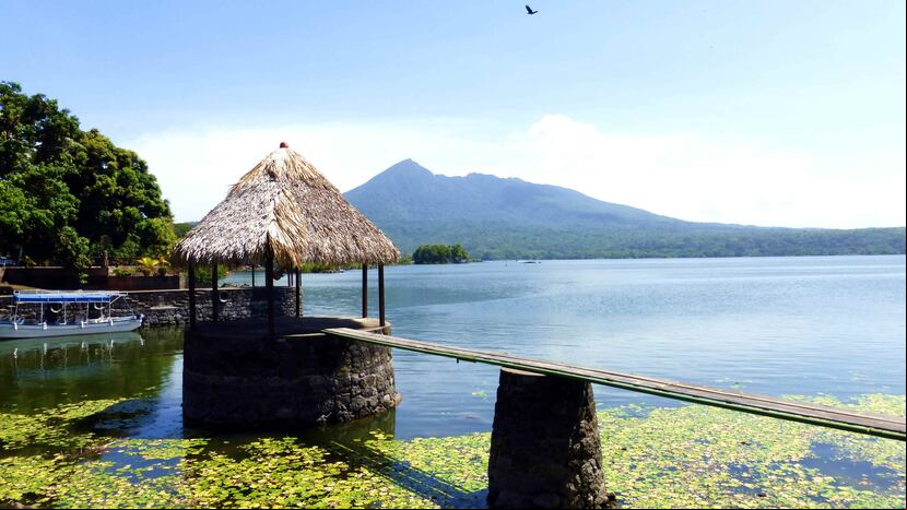 Isleta Zopango, en el lago de Nicaragua. Al Fondo el volcán Mombacho. (Foto: Ryne Sánchez)