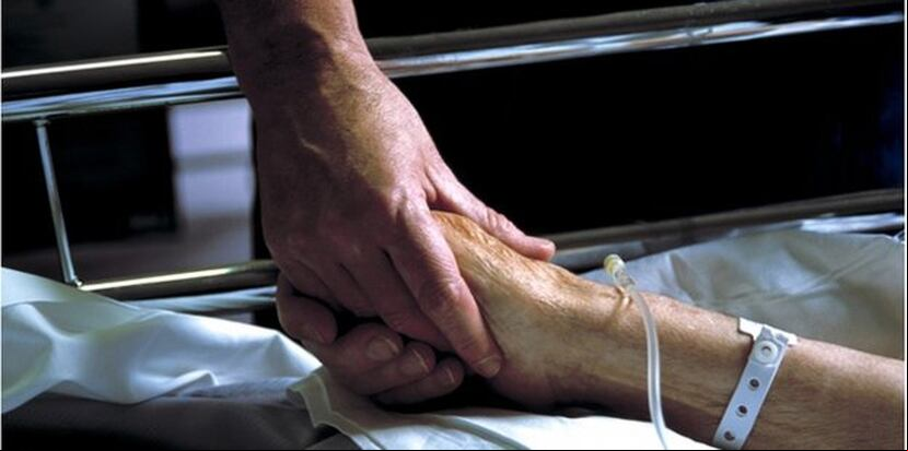 La ley propuesta en Francia no llega a recomendar inyecciones letales y evita los términos eutanasia y suicidio asistido. (BBC)