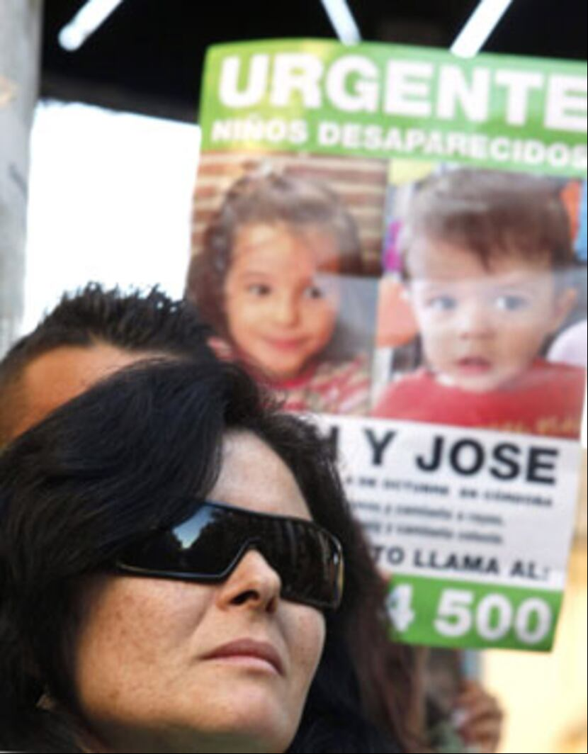Ruth Ortiz, junto a un cartel con unas fotos de sus hijos, Ruth y José Bretón. (Archivo)
