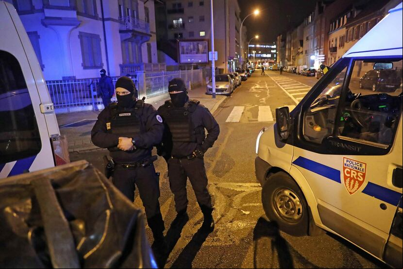 Policías ses, durante un operativo en el distrito Neudorf, en Estrasburgo, Francia. (EFE)