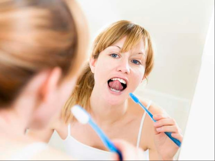 Cepilla tus dientes después de cada comida y usa hilo dental. También limpia tu lengua.(Thinkstock)