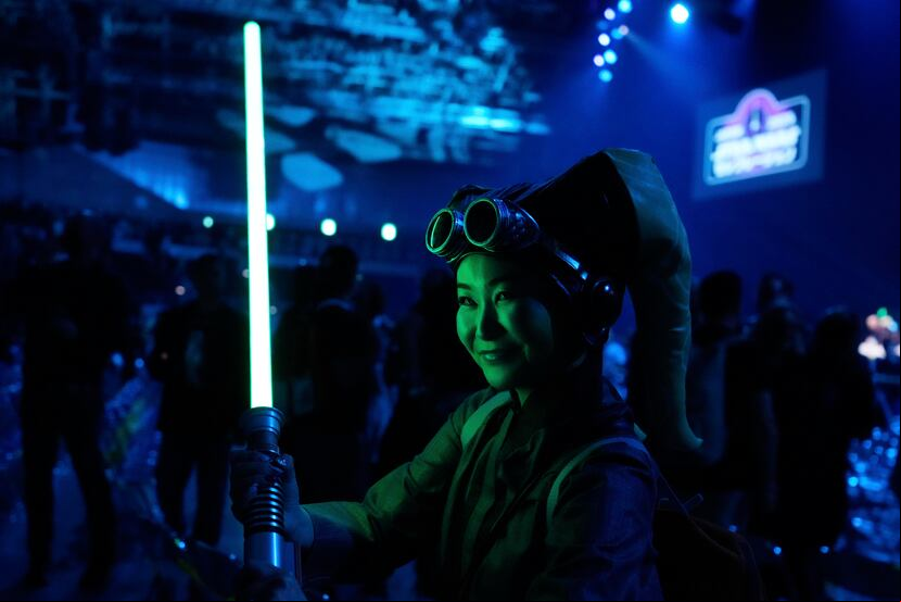 Una fanática de Star Wars posa para una foto durante la convención "Star Wars Celebration Japan" en Chiba, cerca de Tokio, el viernes 18 de abril de 2025.(AP Photo/Hiro Komae)