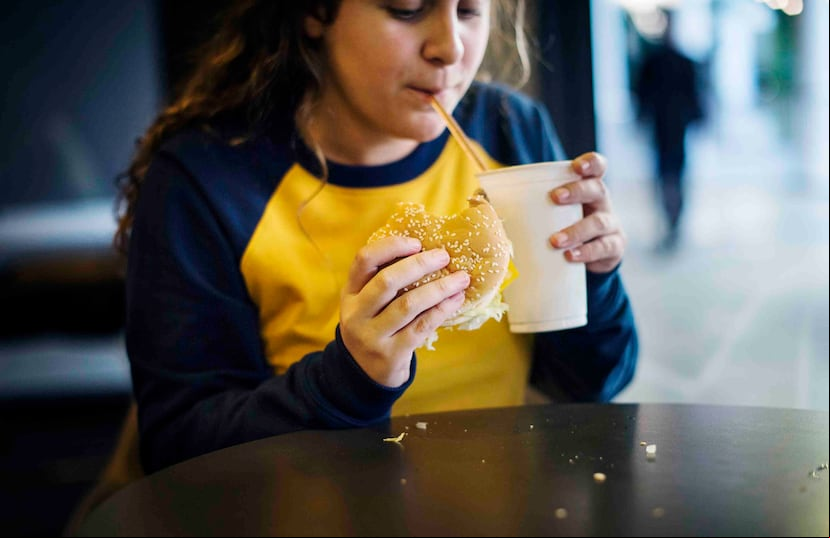 Las comidas rápidas y los alimentos procesados están lejos de aportar la nutrición que necesitan para su cuerpo y cerebro en desarrollo. (rawpixel.com / Freepik)