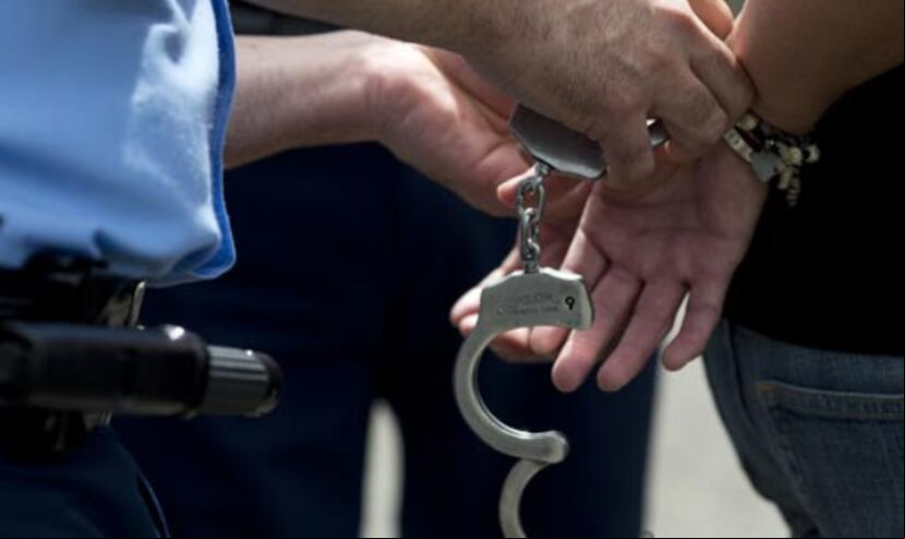 Policías arrestados por el FBI