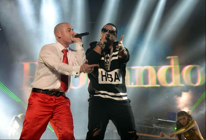Cosculluela y Daddy Yankee durante un concierto en el Coliseo de Puerto Rico. (GFR Media