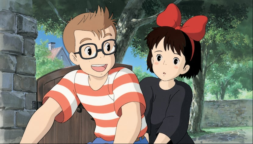 “Kiki’s Delivery Service” narra la historia de Kiki, una joven aprendiz de bruja que se aventura a vivir por su cuenta en una nueva ciudad.