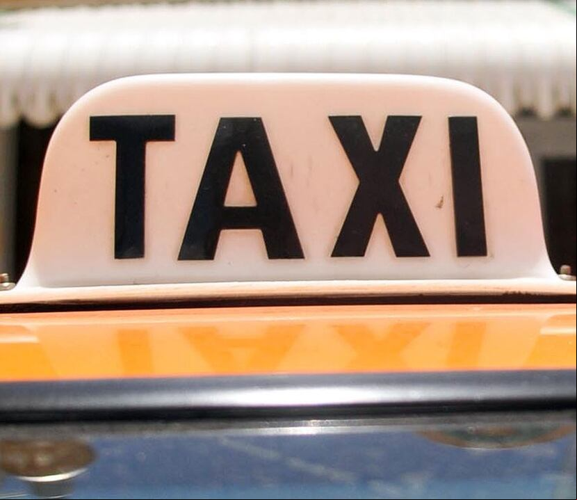 El matrimonio esperaba por el chofer cuando se percataron que unos enmascarados se dirigían al taxi.(GFR Media)