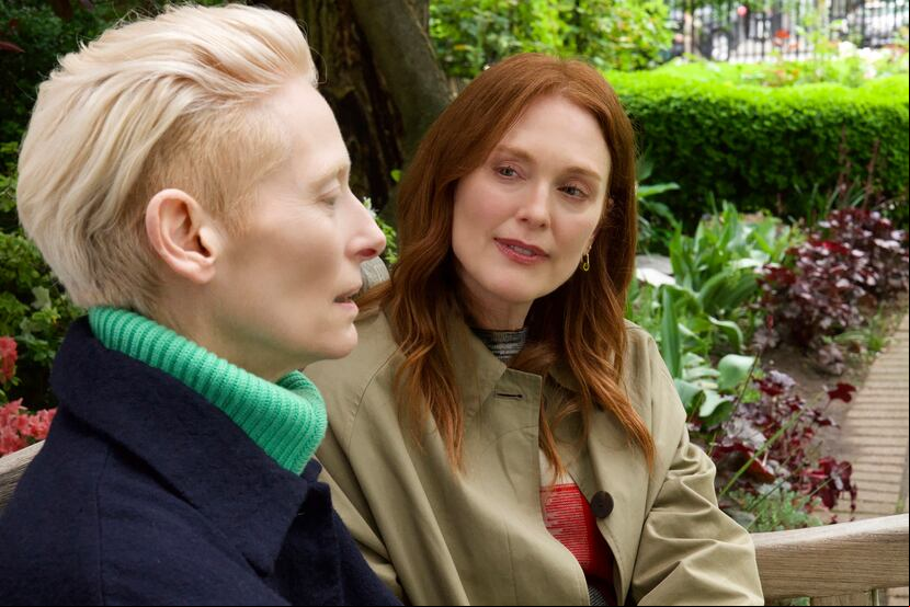 Julianne Moore, a la derecha, y Tilda Swinton, a la izquierda, protagonizan la película "The Room Next Door", dirigida por Pedro Almodovar. (Sony Pictures Classics via AP)