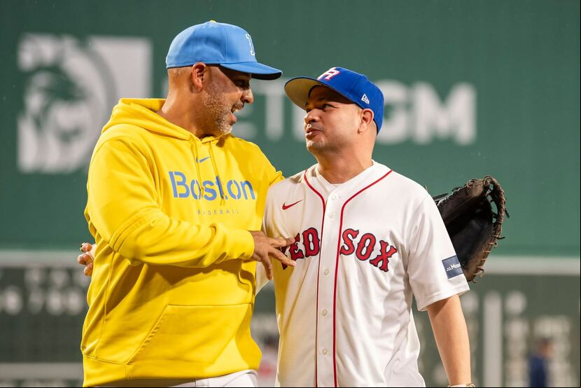 Jowell, a la derecha, hizo el primer lanzamiento en un juego de los Red Sox de Boston el pasado 25 de julio. Le acompaña Alex Cora, dirigente del equipo de béisbol.