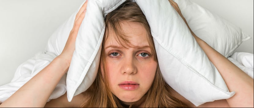 Una persona con trastornos del sueño pierde el control en los horarios de alimentación, incrementa la ingesta de comida y se vuelve sedentario. (Shutterstock)