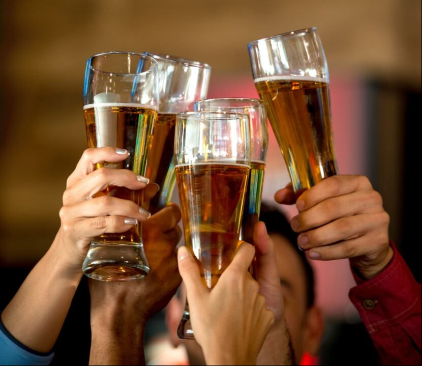 Se presume que el bartender usó una botella que originalmente contuvo licor para almacenar la solución de limpieza. (Archivo)