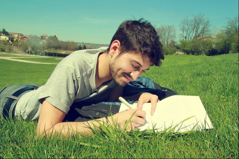 Sugieren que una de las mejores maneras de cultivar la gratitud es establecer una práctica diaria de escribir notas en las cuales se recuerde los dones, gracias, beneficios y cosas buenas. (Pixabay)