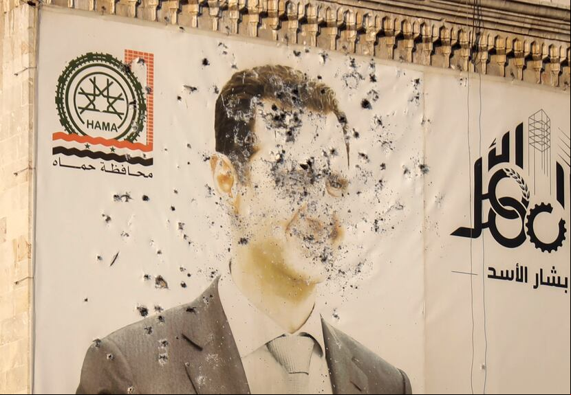 Una imagen del presidente sirio, Bashar Assad, marcada por disparos, en la oficina del gobierno provincial tras la toma de Hama por parte de la oposición, en Siria, el viernes 6 de diciembre de 2024.
